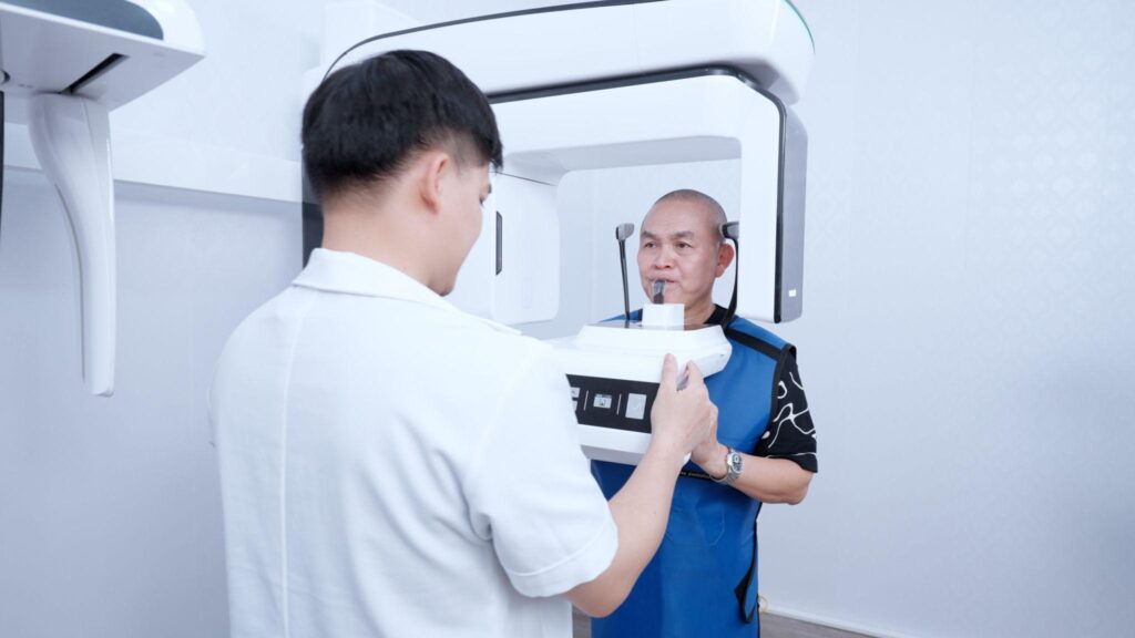 Xuân Hinh đi khám răng tại Rio Luxury Dental