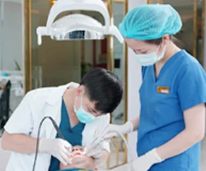 Bác sĩ thăm khám - Rio luxury dental