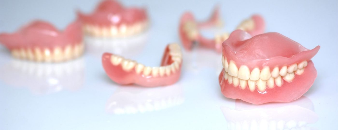 Răng giả tháo lắp thẩm mỹ tương đối, ngăn ngừa tình trạng xô lệch răng