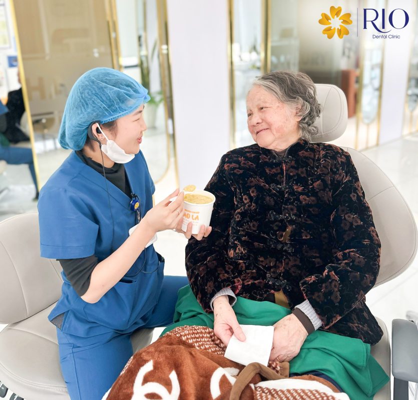 Phụ tá và bác sĩ tận tình hỗ trợ cụ Trầm trước, trong và sau khi trồng răng