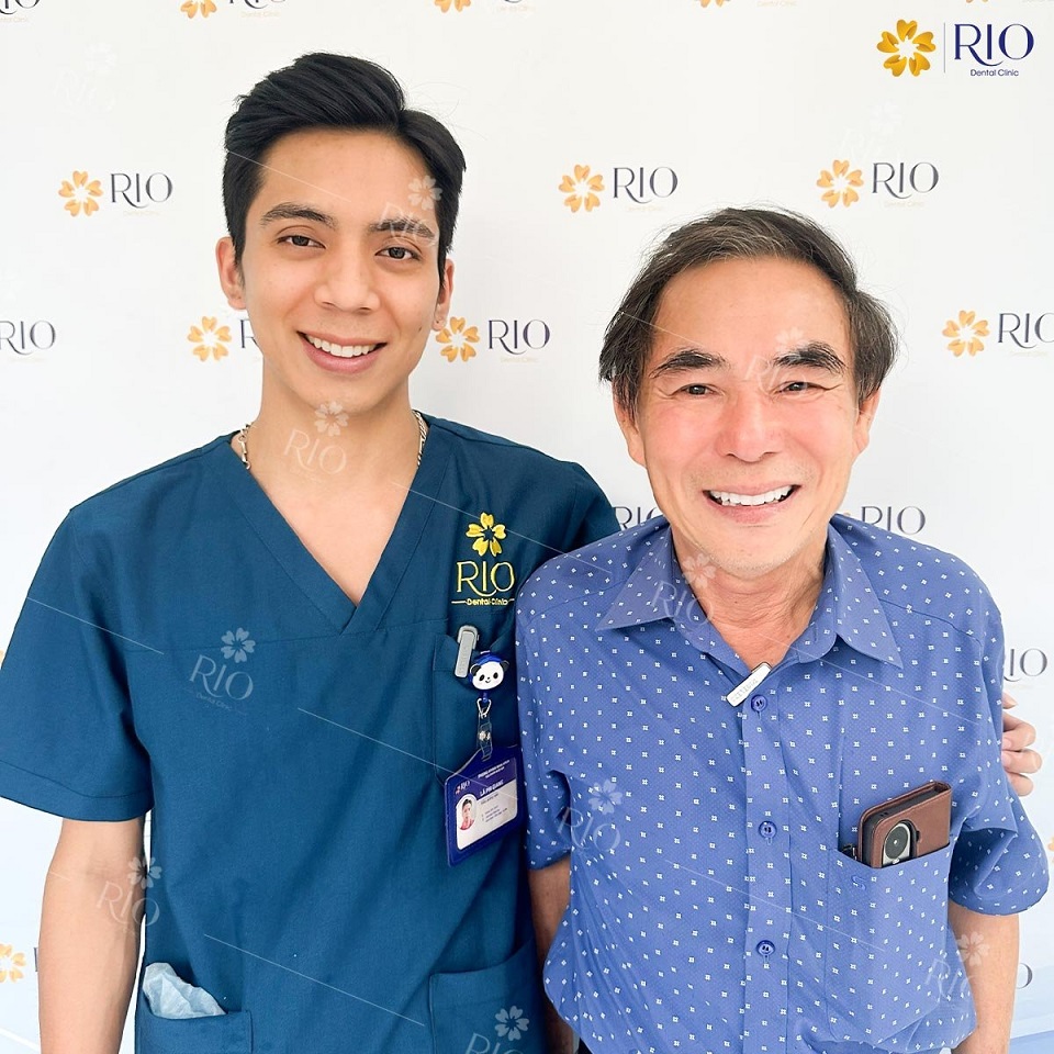 Ông Nghĩa tự tin cười thật tươi với hàm răng mới sáng khỏe